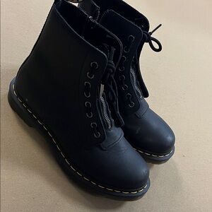 Women’s Dr. Martens zip up boots size 9 new doc martens black